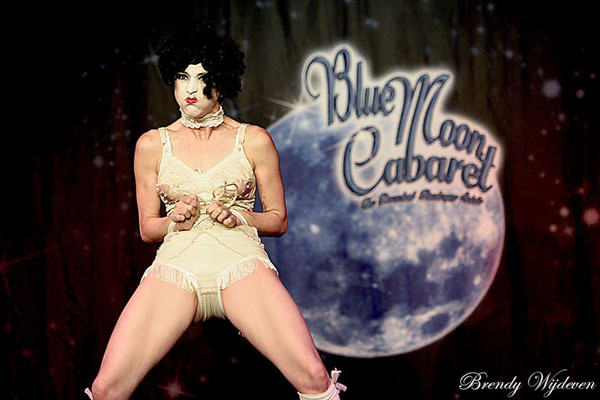 Deena Ray at The Blue Moon Cabaret in eindhoven / the decadent burlesque soiree